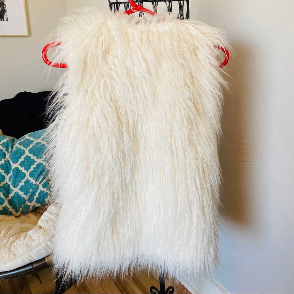 h&m cream furry vest | 4 - Picture 3 of 3